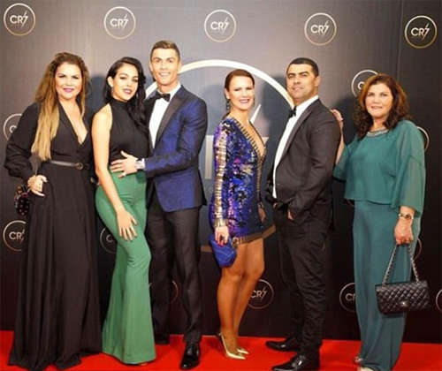 Ronaldo và thành viên gia đình trên thảm đỏ