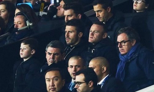 Rooney ngồi cạnh Carrick khi xem Man Utd thi đấu.