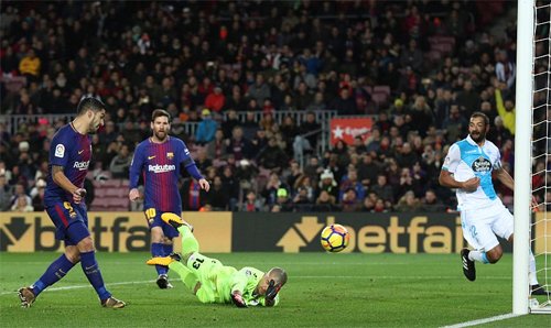 Luis Suarez thoải mái đánh bại thủ môn đối phương sau đường chuyền của Messi.