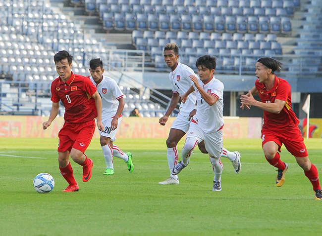 Những thay đổi mạnh mẽ đã giúp U23 Việt Nam (áo đỏ) thắng to