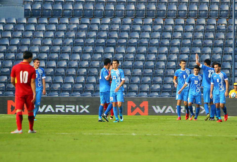 U23 Uzbekistan (áo xanh) đã có chiến thắng không quá khó khăn trước U23 Việt Nam