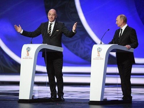 Tổng thống Putin đứng cạnh Chủ tịch FIFA, Infantino.