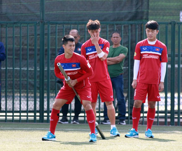 Xuân Trường đeo băng thủ quân của U23 Việt Nam 