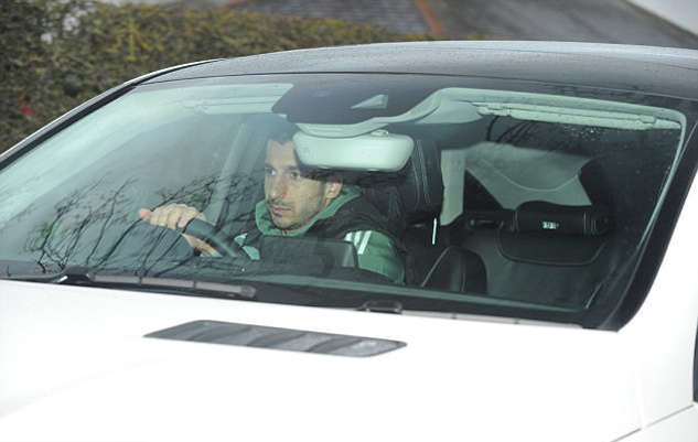 Mkhitaryan lái xe đến sân tập Carrington hôm qua (17/1)