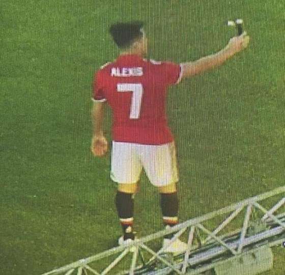 Hình ảnh Alexis Sanchez “tự sướng” trên sân Old Trafford.