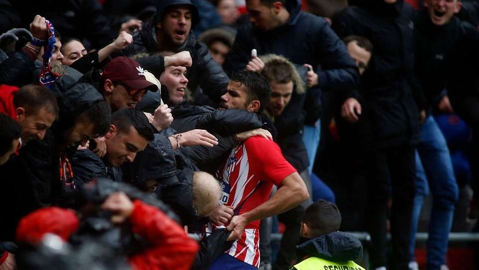 Diego Costa ăn mừng phấn khích với CĐV nhà sau khi ghi bàn ấn đính chiến thắng 2-0 cho Atletico