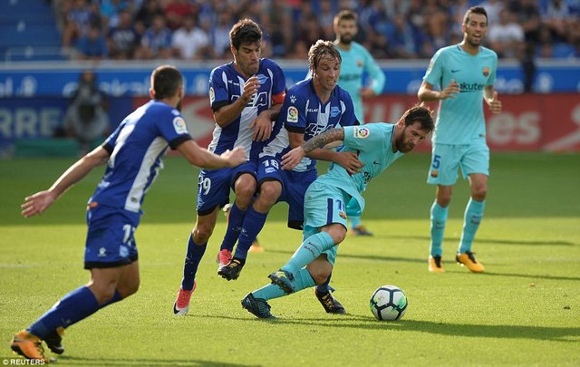 Messi tỏa sáng với cú đúp vào lưới Alaves ở lượt đi
