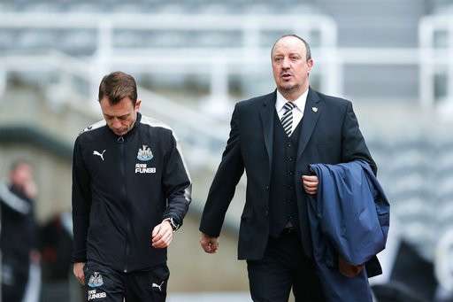 Benitez (phải) vẫn đang nhận được sự tin tưởng của BLĐ Newcastle