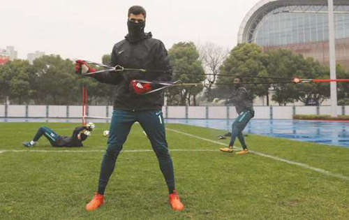 Cầu thủ Qatar tập trong thời tiết lạnh giá ở Thường Châu
