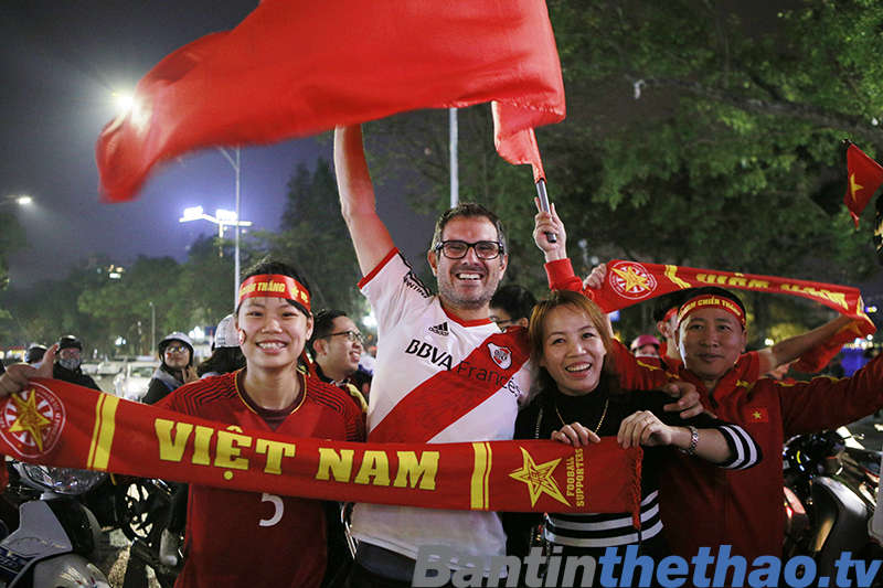 CĐV Việt Nam và người nước ngoài hòa vào nhau trên Hồ gươm trong buổi tối lịch sử của bóng đá Việt Nam