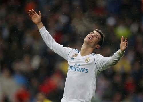 Ronaldo đang gặp trục trặc về việc gắn bó thêm với Real.