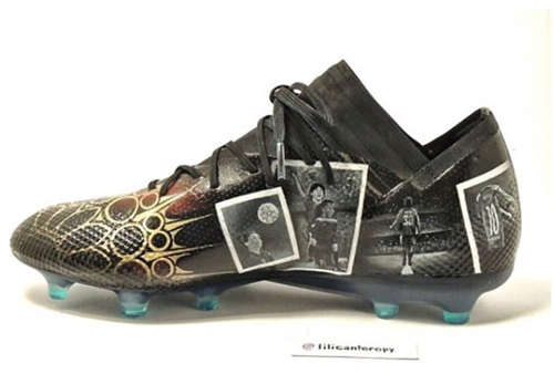 Chiếc giày chân phải với những hình ảnh Messi trong màu áo Barca