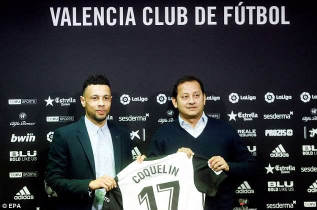 Coquelin (trái) đã chia tay Arsenal để khoác áo Valencia