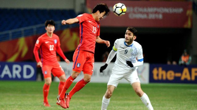 U23 Hàn Quốc (đỏ) vỡ trận kể từ khi bị đuổi 1 người