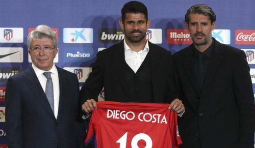Costa (giữa) ra mắt cùng các quan chức của Atletico.