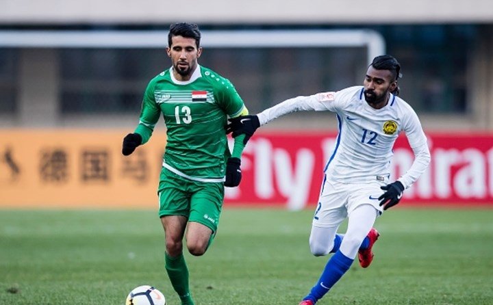 U23 Iraq (áo xanh) thắng U23 Malaysia 4-1 ở vòng bảng