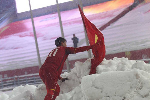 Duy Mạnh nói gì về hành động cắm lá cờ Việt Nam trên tuyết?