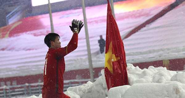Duy Mạnh lần đầu tiết lộ hành động cắm lá Quốc kỳ trên tuyết
