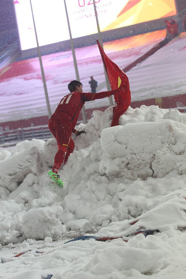 Duy Mạnh cắm lá Quốc kỳ trên tuyết ở sân Thường Châu, làm lay động người hâm mộ Việt Nam