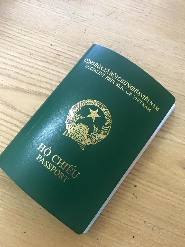Lần đầu tiên bố mẹ Tiến Dũng được nhìn thấy hộ chiếu