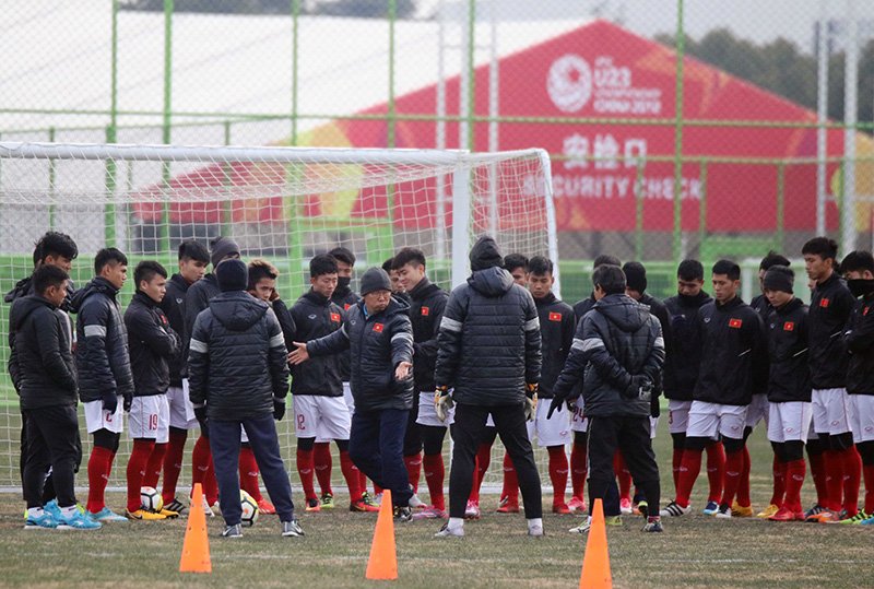HLV Park Hang Seo kéo các cầu thủ xuống mặt đất sau trận thắng lịch sử. 