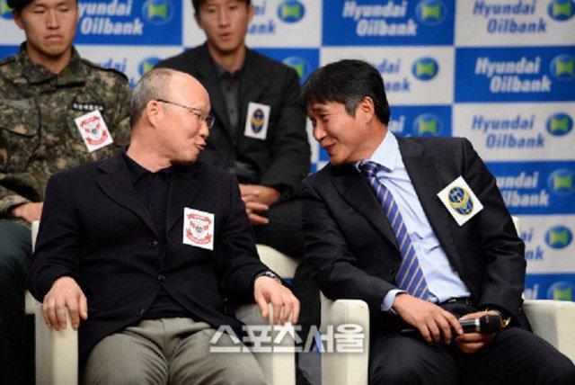 HLV Park Hang Seo bên cạnh HLV Kim Bong Gil của U23 Hàn Quốc