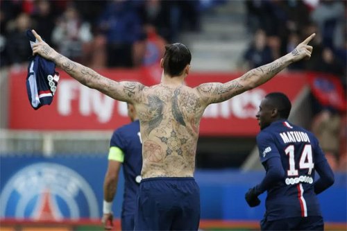 Những hình xăm trên lưng khi Ibrahimovic còn chơi cho PSG. 