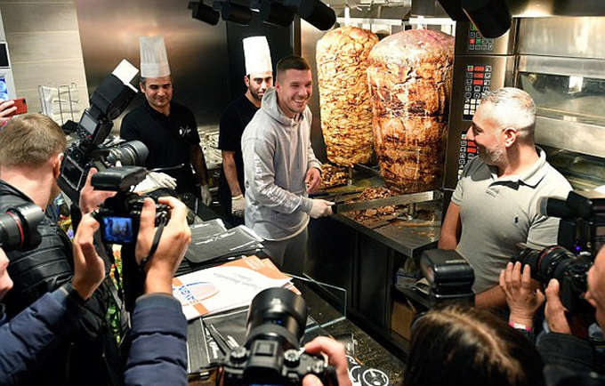 Đây là lần đầu tiên Podolski mở quán bán bánh mì kebab, món ăn có nguồn gốc Thổ Nhĩ Kỳ nhưng phát triển mạnh nhất ở Đức. Thịt nướng kẹp vào bánh mì thường là thịt cừu, đôi khi có cả thịt bê và bò