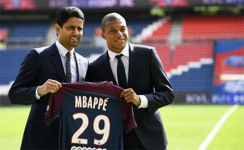 Mbappe (phải) từ chối Real để đến với PSG