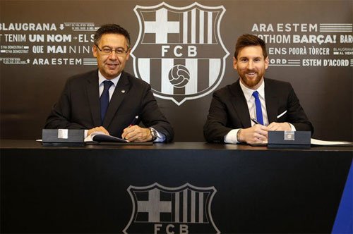 Messi ký hợp đồng với Barca hồi đầu mùa 2017-2018.