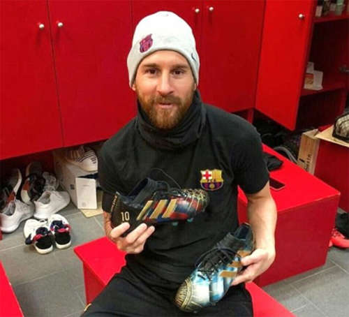 Messi khoe giày trong phòng thay đồ