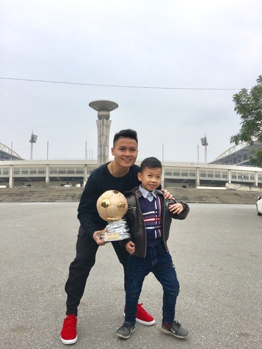 Một cậu bé may mắn khi được chụp chung với thần tượng Quang Hải