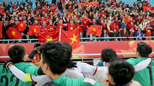 Cầu thủ Việt Nam chia vui với người hâm mộ sau khi đánh bại Qatar tại bán kết