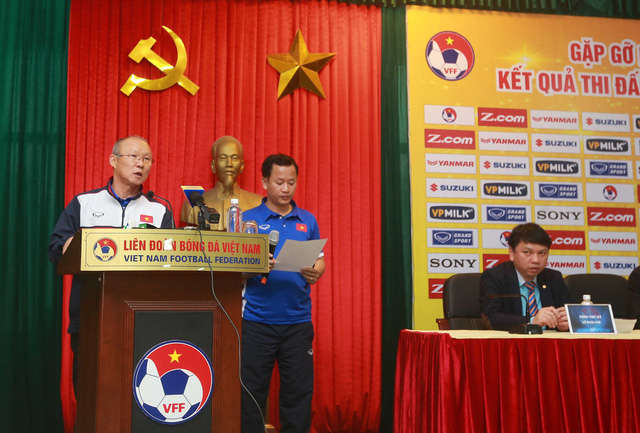 HLV Park Hang Seo (trái) khẳng định nghiên cứu kỹ lối đá của U23 Việt Nam