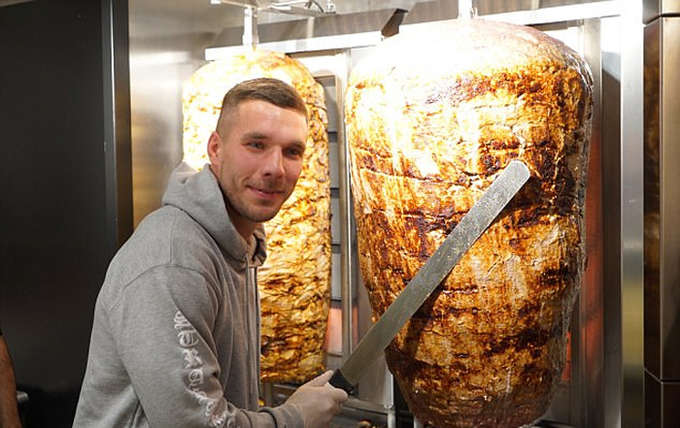 Tiền đạo Lukas Podolski đích thân cắt thịt và trao bánh mì cho khách trong ngày khai trương quán 6/1. Quán đặt tại thành phố thời thơ ấu của Podolski, Cologne (Đức)