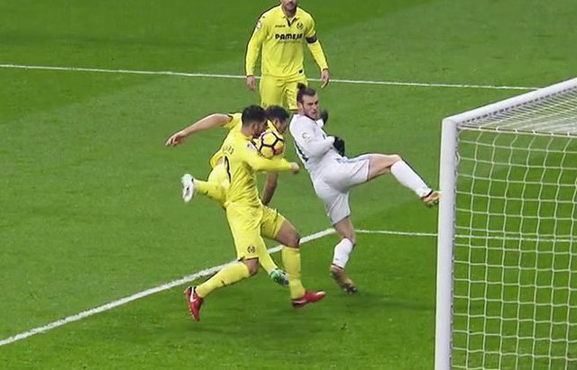 Bóng chạm tay cầu thủ Villareal sau cú đánh đầu của Bale