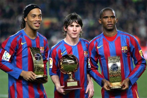 Ronaldinho (trái) đạt đỉnh cao vào năm 2005, khi giành danh hiệu Cầu thủ hay nhất FIFA kèm Quả Bóng Vàng, trong khi Eto'o xếp sau trong giải FIFA và Messi giành danh hiệu Cầu thủ trẻ hay nhất châu Âu. 