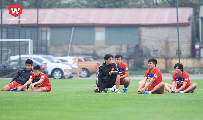 Bác sĩ Nguyễn Trọng Thủy (áo đen) đã gắn bó với các cầu thủ đội tuyển quốc gia và U23 Việt Nam nhiều năm qua. 