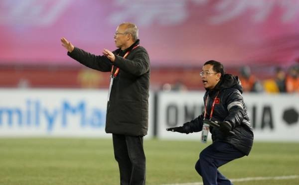 Trợ lý Lê Huy Khoa - "cánh tay phải" của thầy Park sẵn sàng nhận mắng để ghi lại, viết ra những khoảnh khắc khó quên của U23 Việt Nam