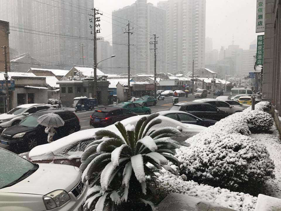 Khoảng 02h00 sáng ngày 25/1/2018 thì tuyết đã phủ trắng mọi vật thể cố định ở thành phố Thường Châu, từ cây cối, mái nhà cho tới các xe ôtô. Ảnh Hoàng Xuân