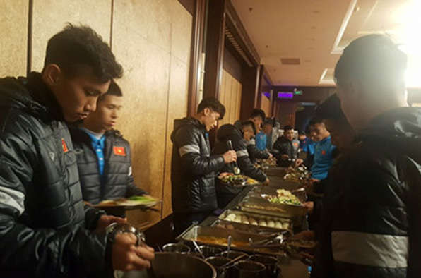 U23 Việt Nam dùng bữa tối đầu tiên tại Thượng Hải