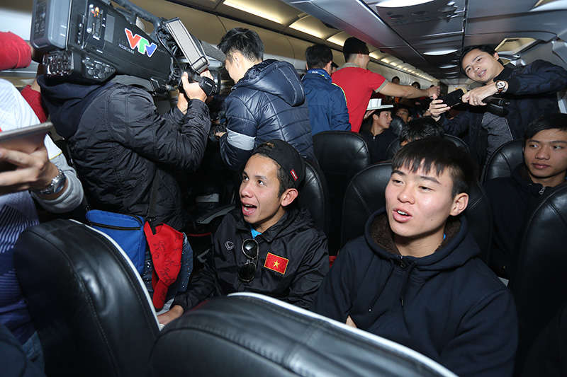 Màn tiếp đón U23 Việt Nam đầy xúc động trên máy bay