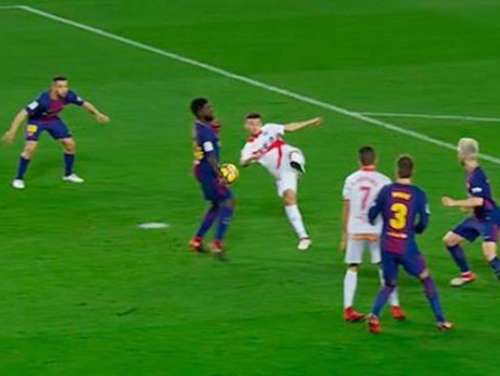 Umtiti để bóng chạm tay trong vòng cấm ở trận Barca - Alaves