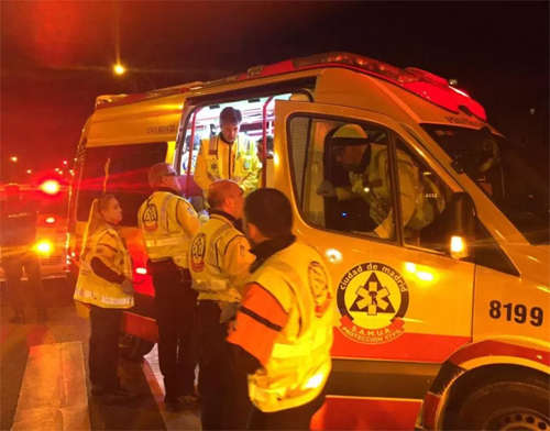 Xe cứu thương đưa người bị đâm tới bệnh viện La Paz, Madrid