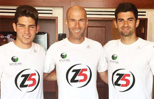 Zidane (giữa) cùng hai con trai Luca (trái) và Enzo (phải), người từng chơi không thành công cho Real và đang khoác áo Laussane tại Thụy Sĩ