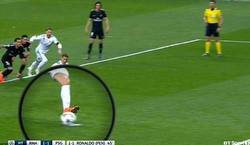 Rio Ferdinand: 'Ronaldo có bí mật khiến trái bóng tự chuyển động'
