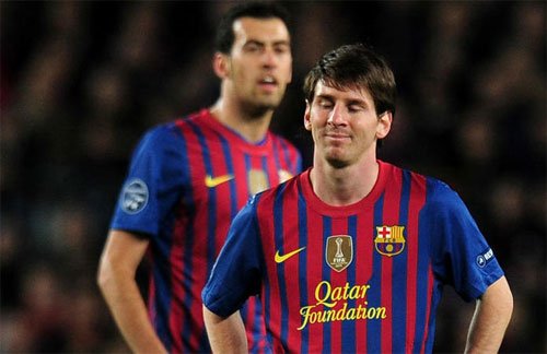 Messi thất vọng vì sút hỏng phạt đền trong trận gặp Chelsea sáu năm trước. 
