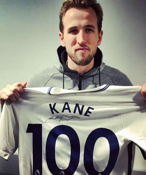 Kane được trao chiếc áo đặc biệt nhân bàn thứ 100 ở Ngoại hạng Anh
