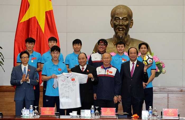 Tiết lộ: U23 Việt Nam đã từng rất xúc động khi ký vào áo đấu và quả bóng để tặng Thủ Tướng