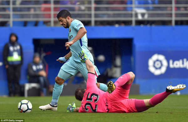 Luis Suarez tỏa sáng, Barcelona giữ vững ngôi đầu La Liga